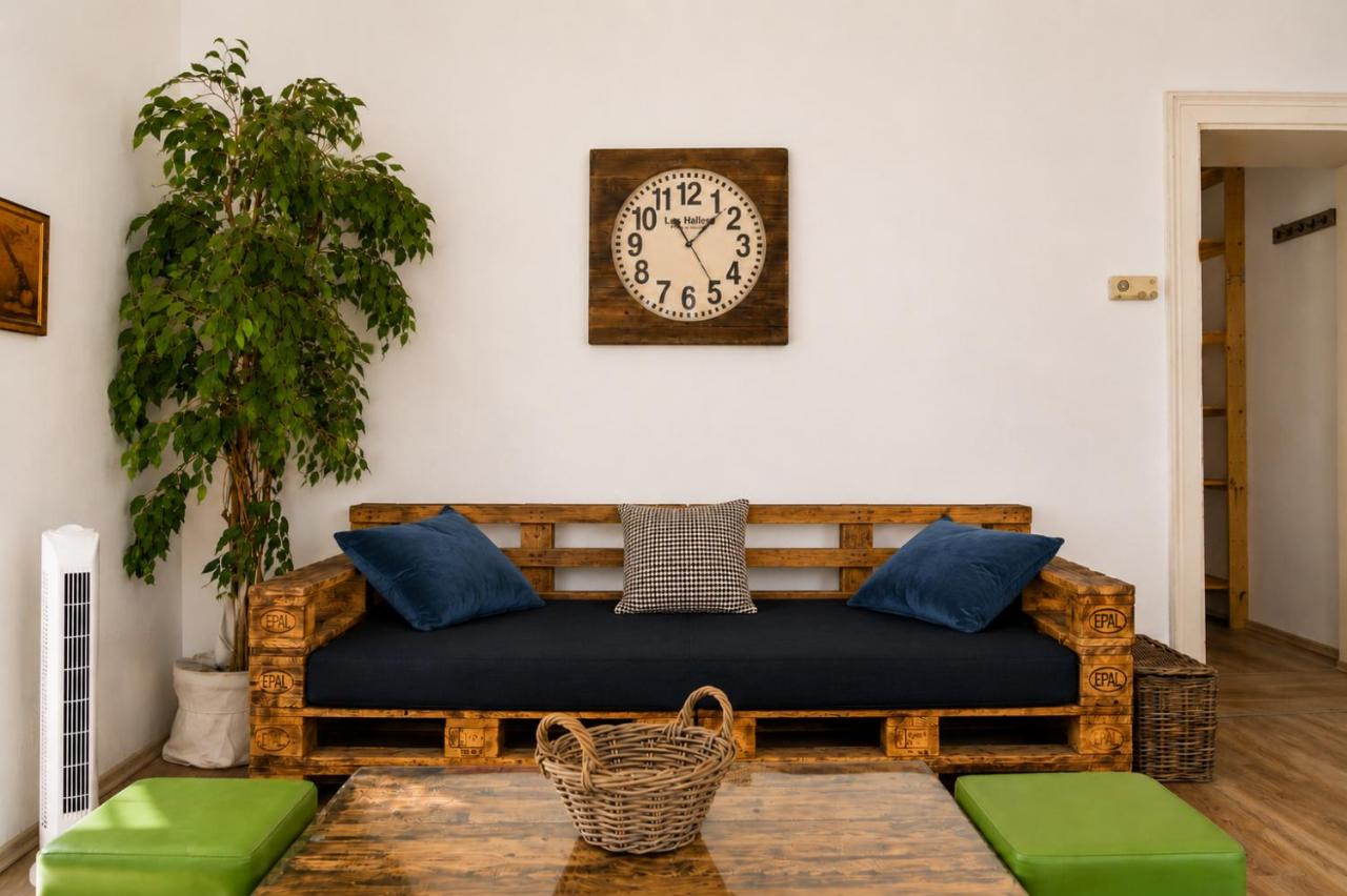 Elegant 1BR Apartment 2 Min from Rennweg Station - Bed and Breakfast Wenen