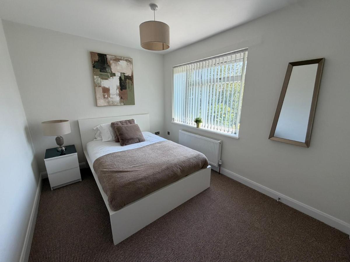 Superb 3 Bedroom Home, 4 beds Bathroom Spacious Kitchen, utility and downstairs WC with Garden & Large Driveway Fits 2 Vans Ideal for Contractors NHS & Long Term Stays, Insurance Relocation Easy Access to M6, Walsall & City Centre - B&B Wolverhampton