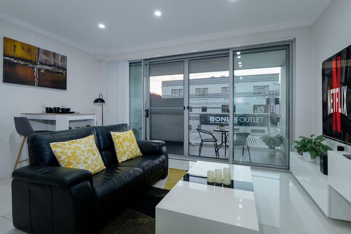 Spacious Apartment - 3 min walk to Train & Metro - B&B Sídney