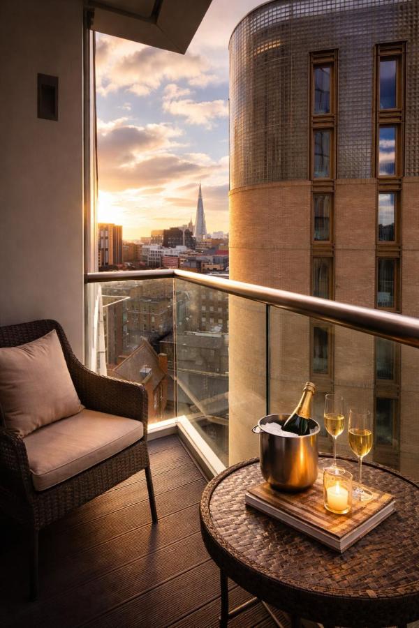 Modern London Apartment Near Tower Bridge with City Views & Balcony - Bed and Breakfast Londen