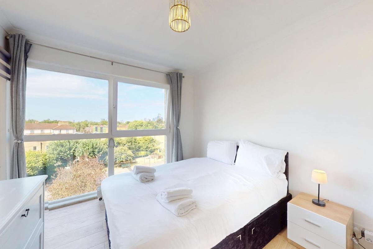 Riverside 2BR Flat with Private Balcony and Parking - B&B London