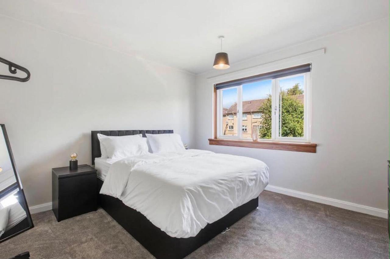The Milburn-Sleeps6-EnclosedGarden-NearGlasgow - B&B Renfrew