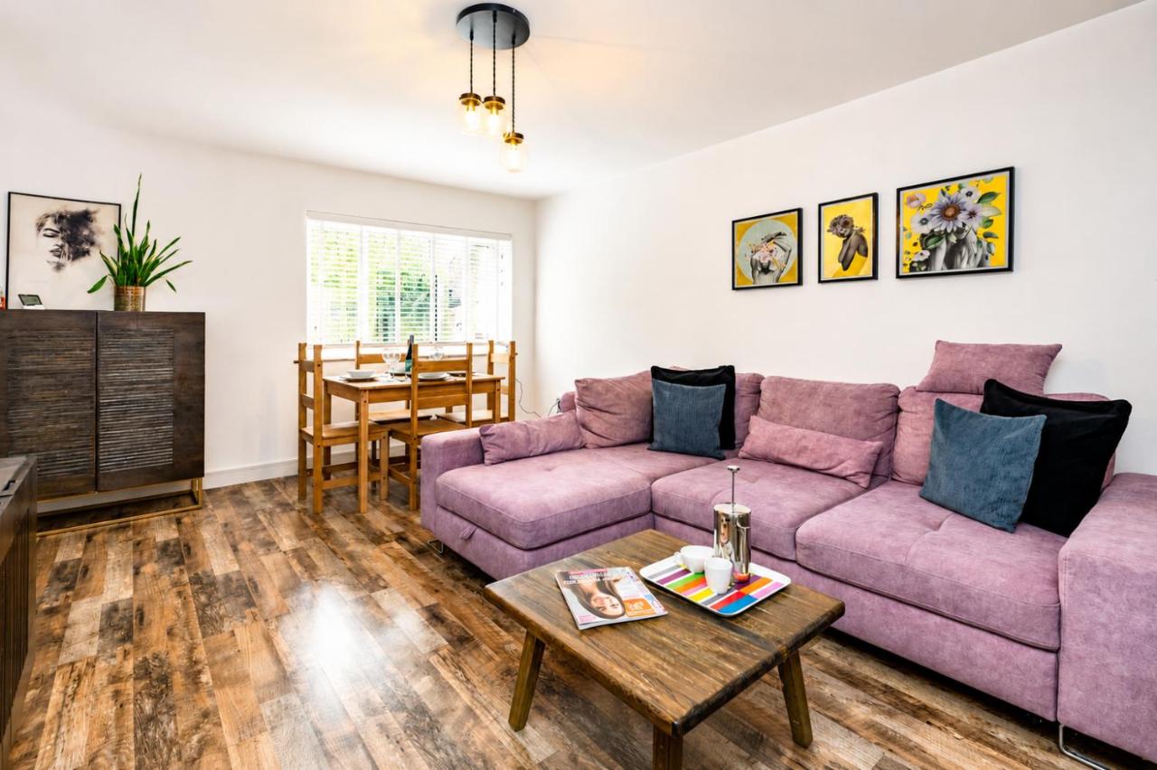 Open Mind Property - Hot Tub Retreat Sleeps 9 - Bed and Breakfast Longham