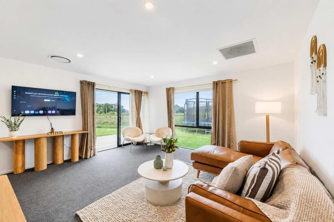 Family Retreat with Spa Games and Sunshine - B&B Christchurch