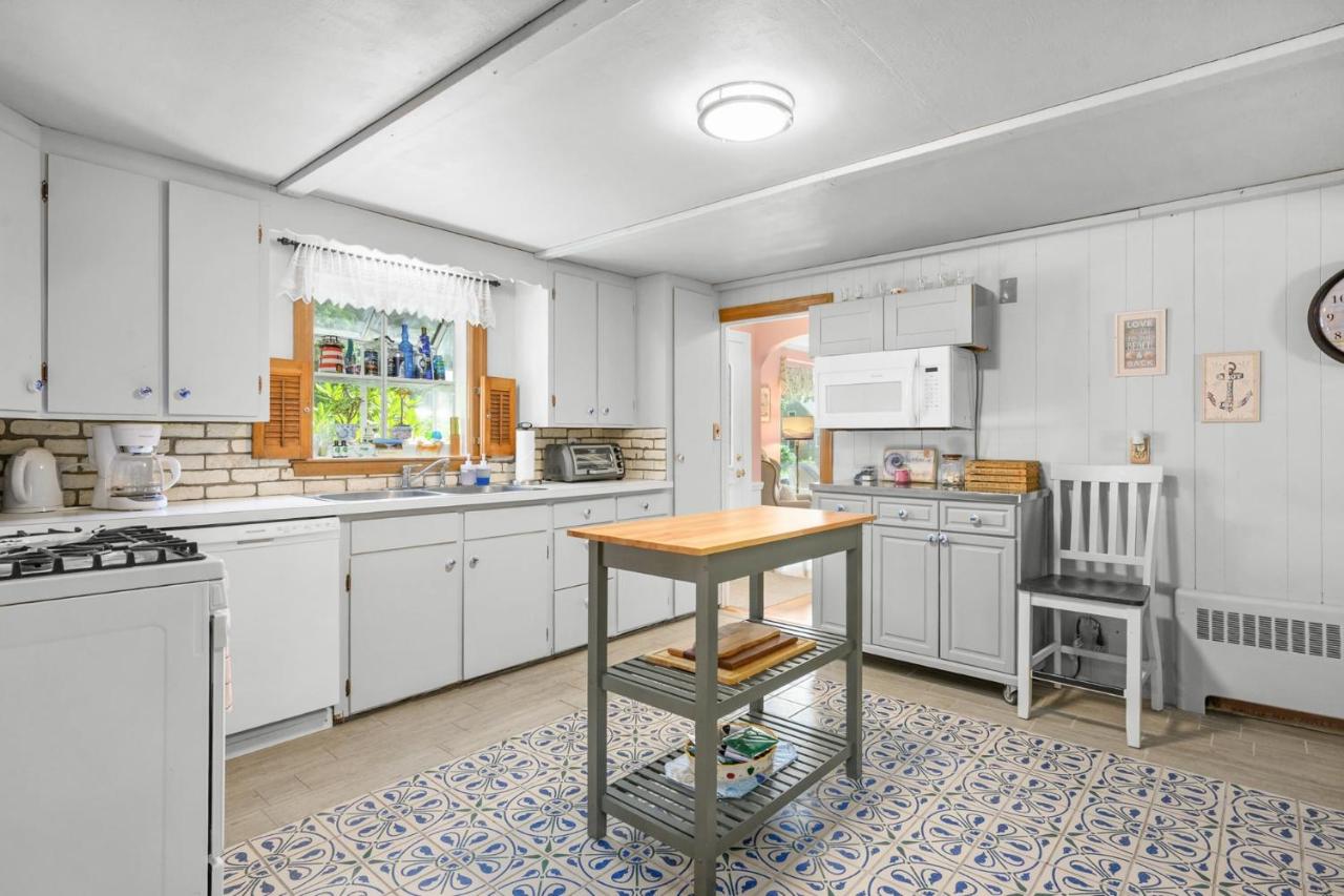 Family Pet-Friendly Cape Escape Near Beach - B&B Hyannis