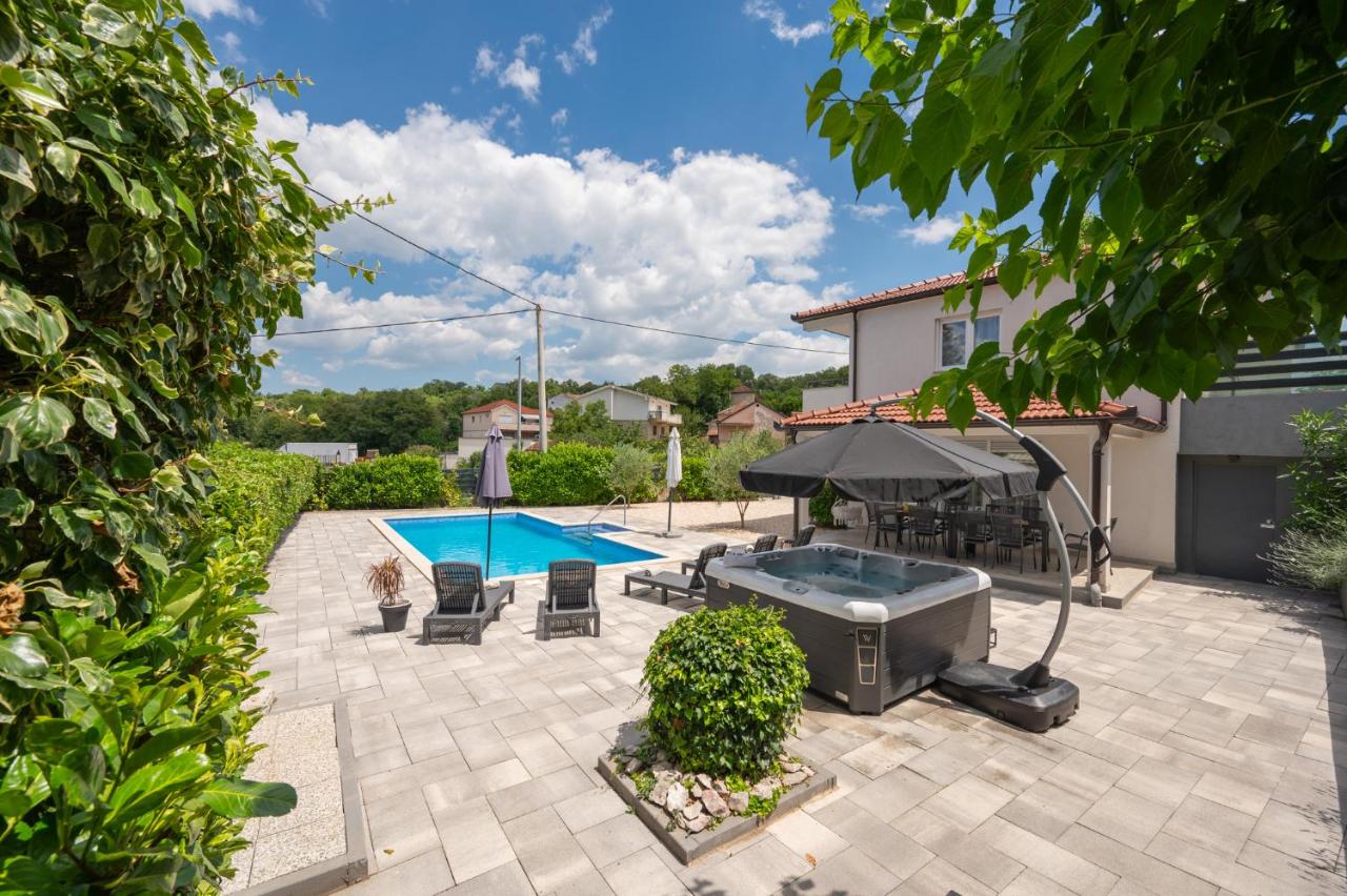 Villa VinisTerra Family-Friendly with Pool,Jacuzzi - Chambres d'hôtes Zmijavci