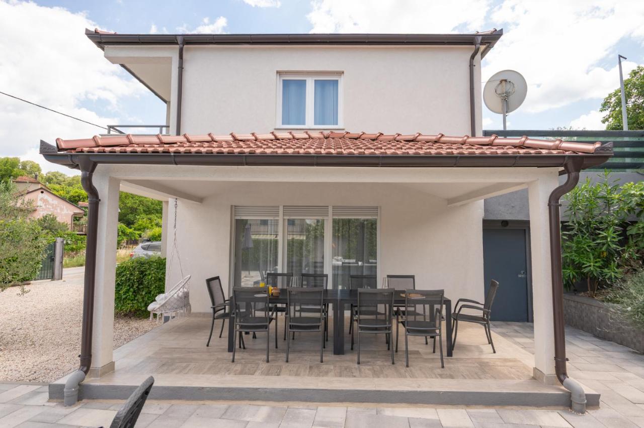 Villa VinisTerra Family-Friendly with Pool,Jacuzzi - Chambres d'hôtes Zmijavci