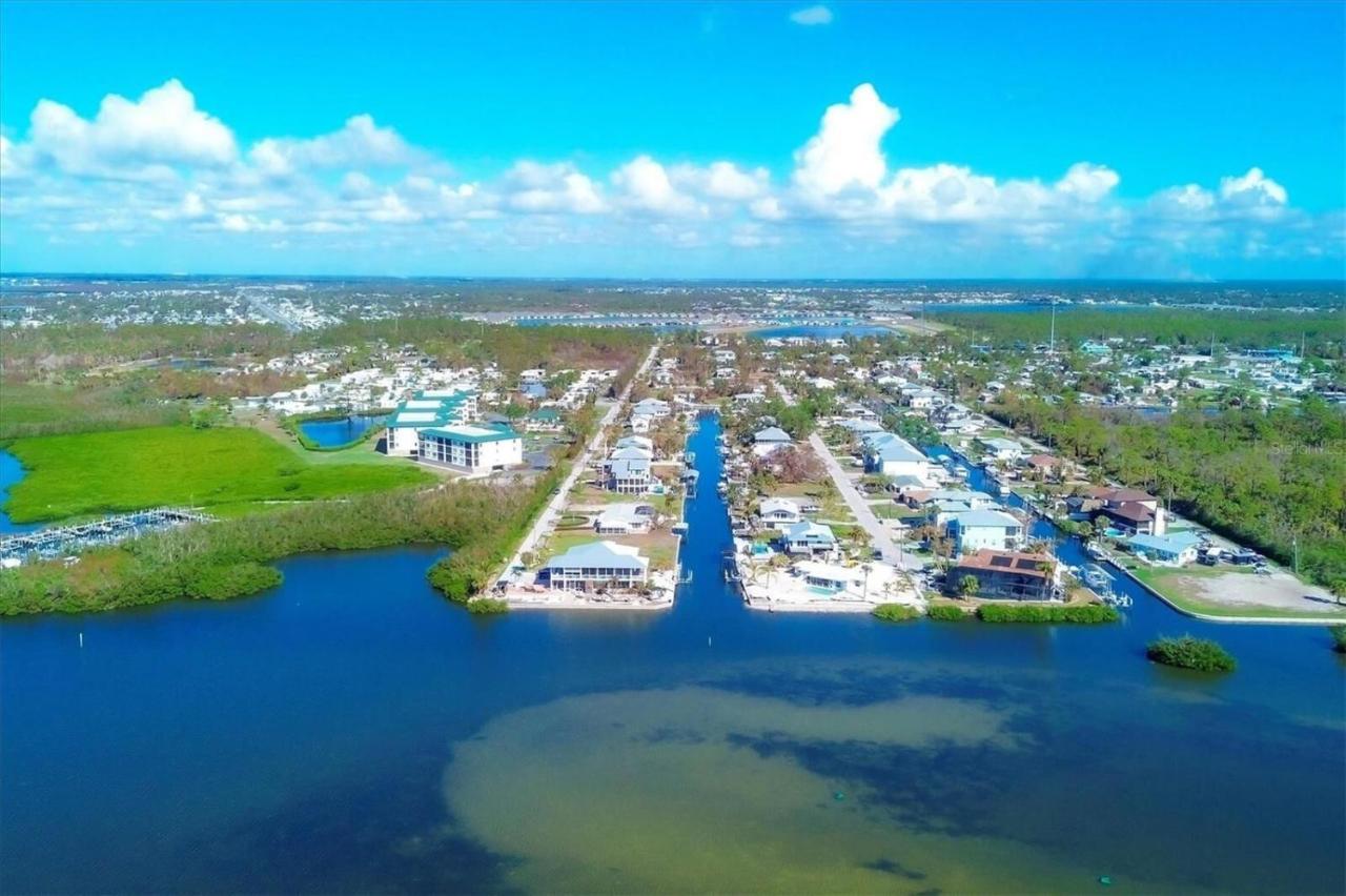 The Salty Sister Bayside Retreat Near Manasota Key Sleeps 6 - Chambres d'hôtes Englewood