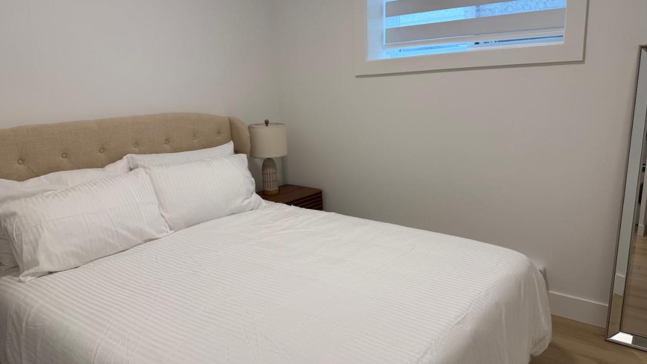 Modern Suite - 5 Min to US Border and Hwy 99 - B&B Surrey