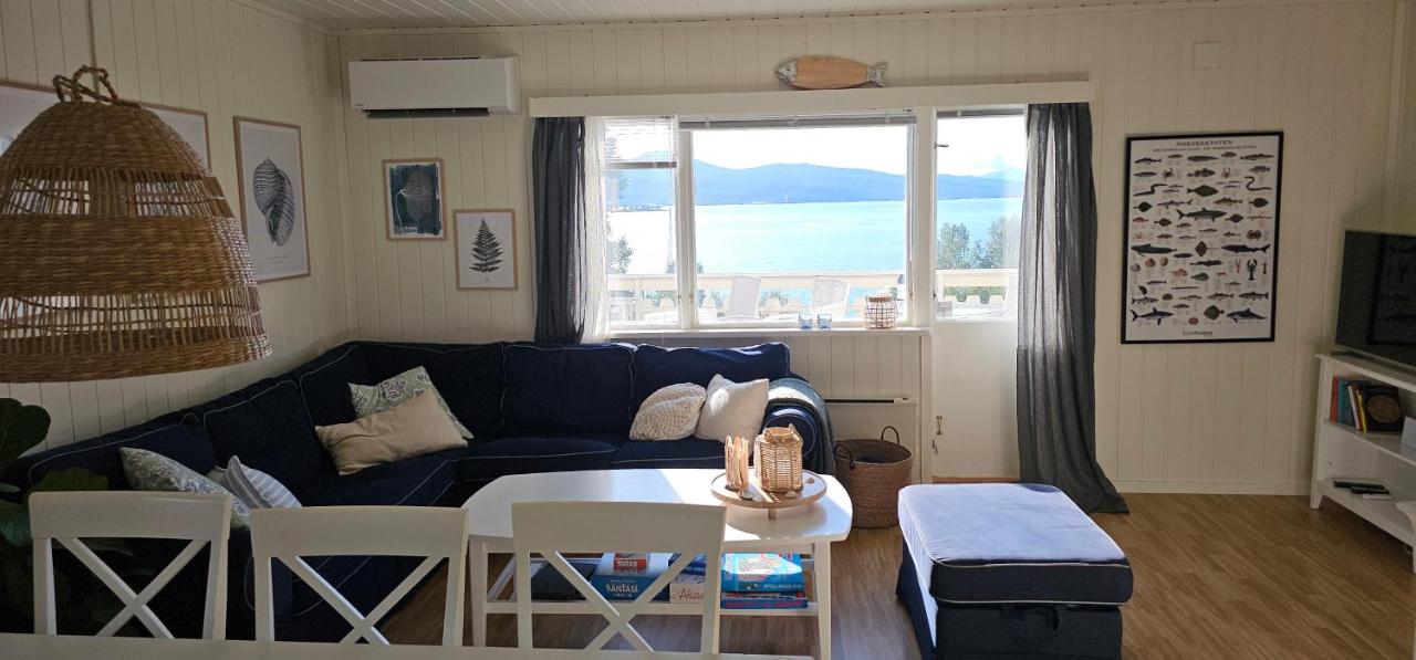 The little yellow house in Rånbogen with fjord and mountain views - Gateway to Lofoten - Chambres d'hôtes Narvik