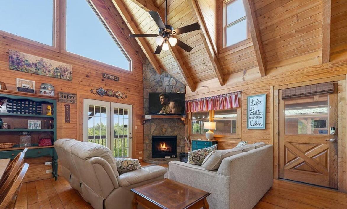 Sweet Cabins 2 Hot Tubs Arcade Rooms - B&B Sevierville