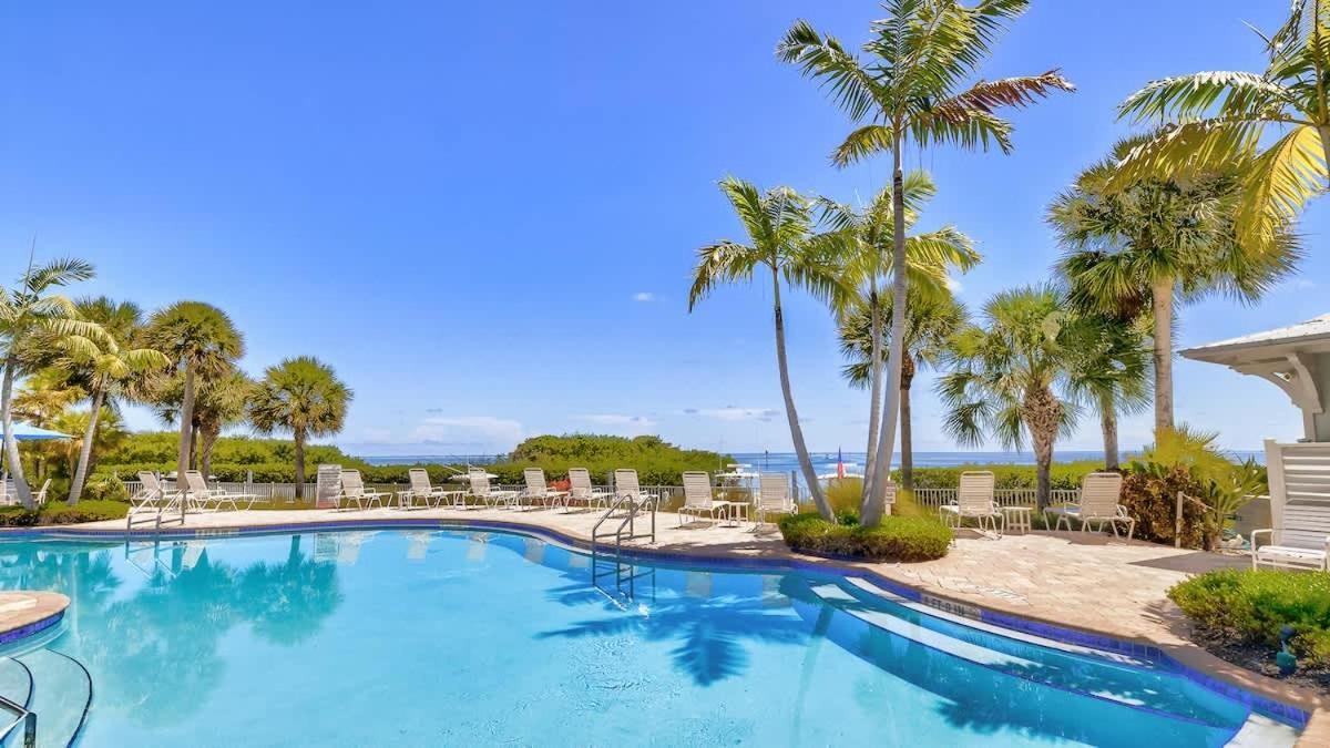 Pristine Islamorada Pool Home with Ocean View and Dockage - B&B Islamorada