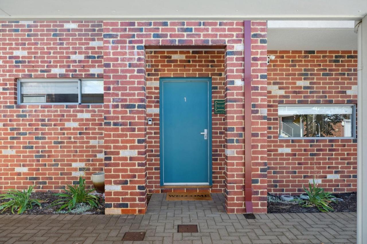 Designer Stay with Courtyard Bassendean near Swan Valley - Ferienwohnung Perth
