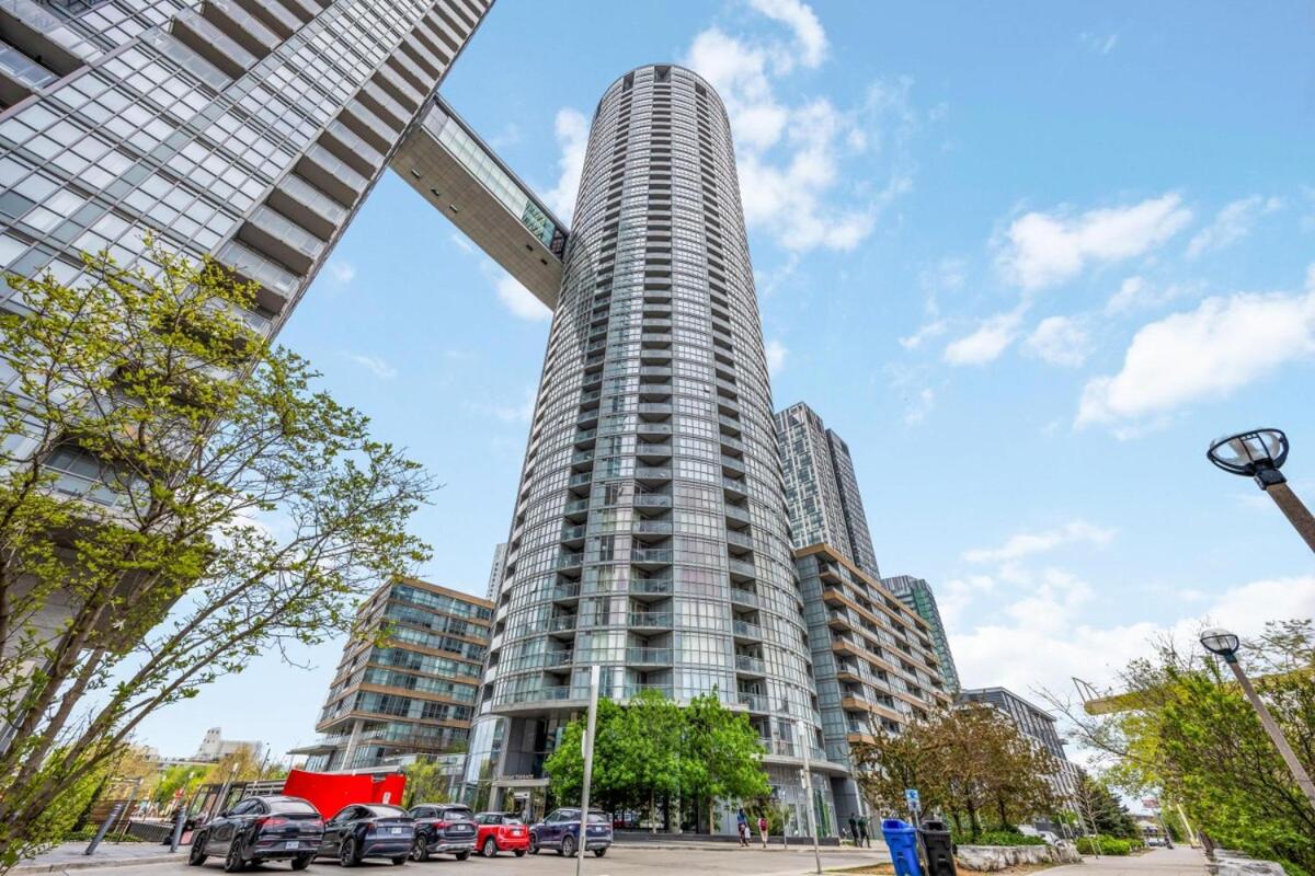 Downtown Lake View Suites and Parking - B&B Toronto