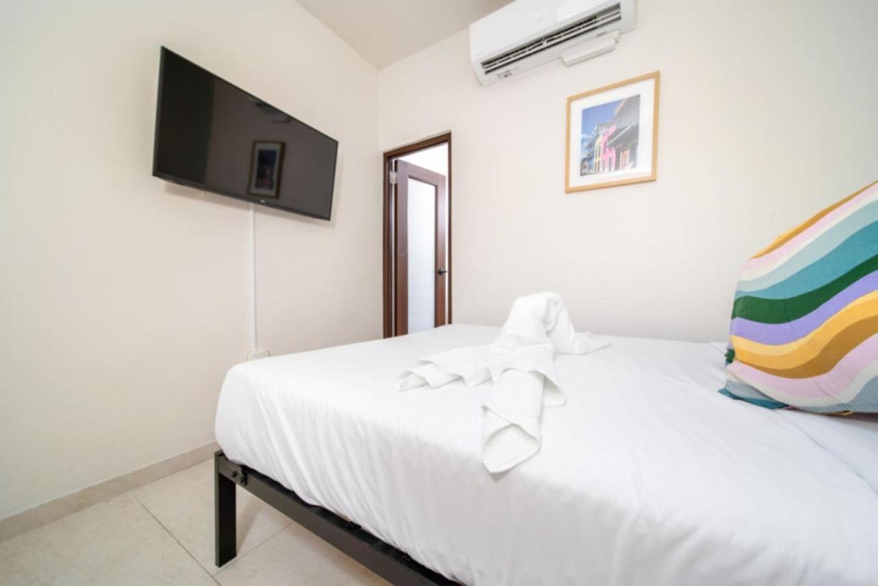 Room 5: Vibrant Walkable Stay w/ Free Parking | Santurce - B&B San Juan