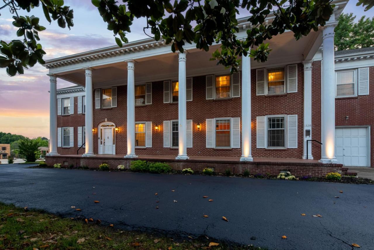 Historic Mansion-King Suite-The Blue Jay - B&B Fort Smith