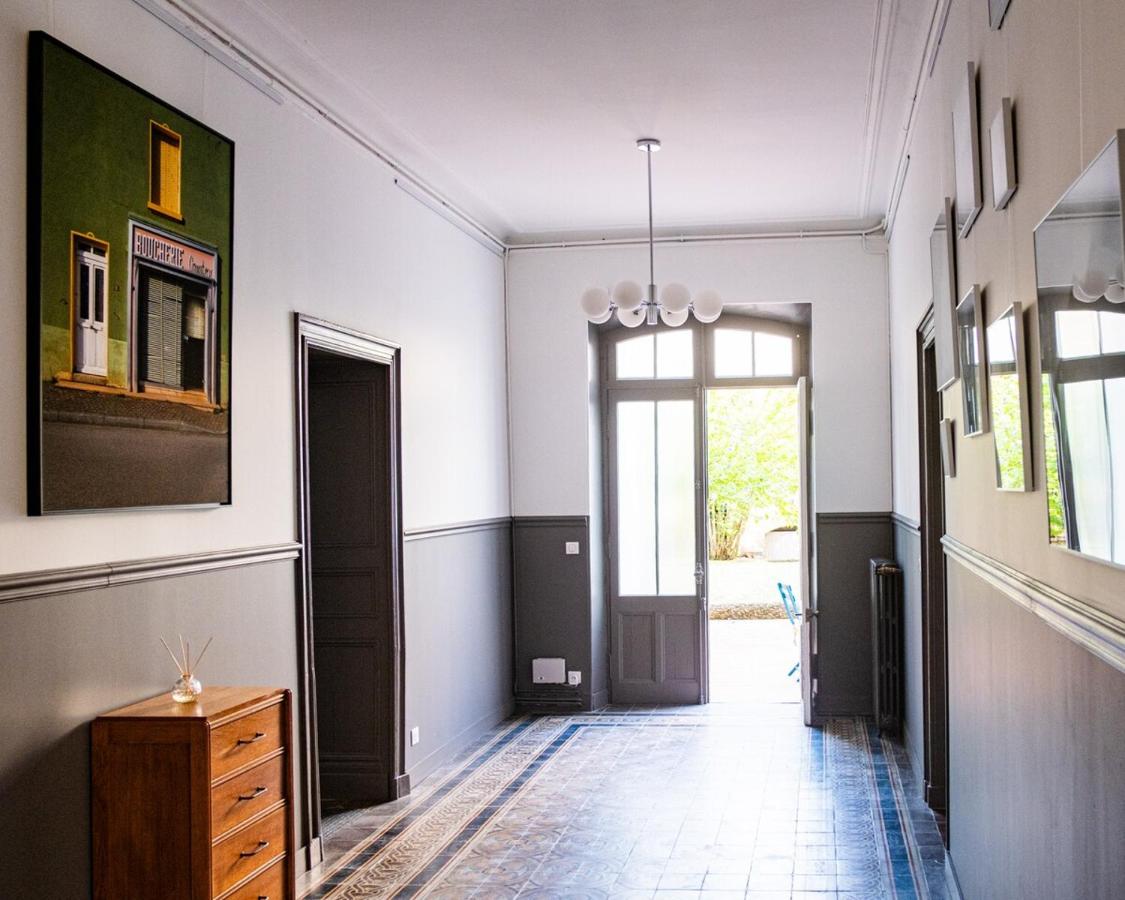 GRANDE MAISON BOURGEOISE AVEC JARDIN - Centre ville Surgères - Chic & Moderne - Idéal Famille & Amis - B&B Surgères
