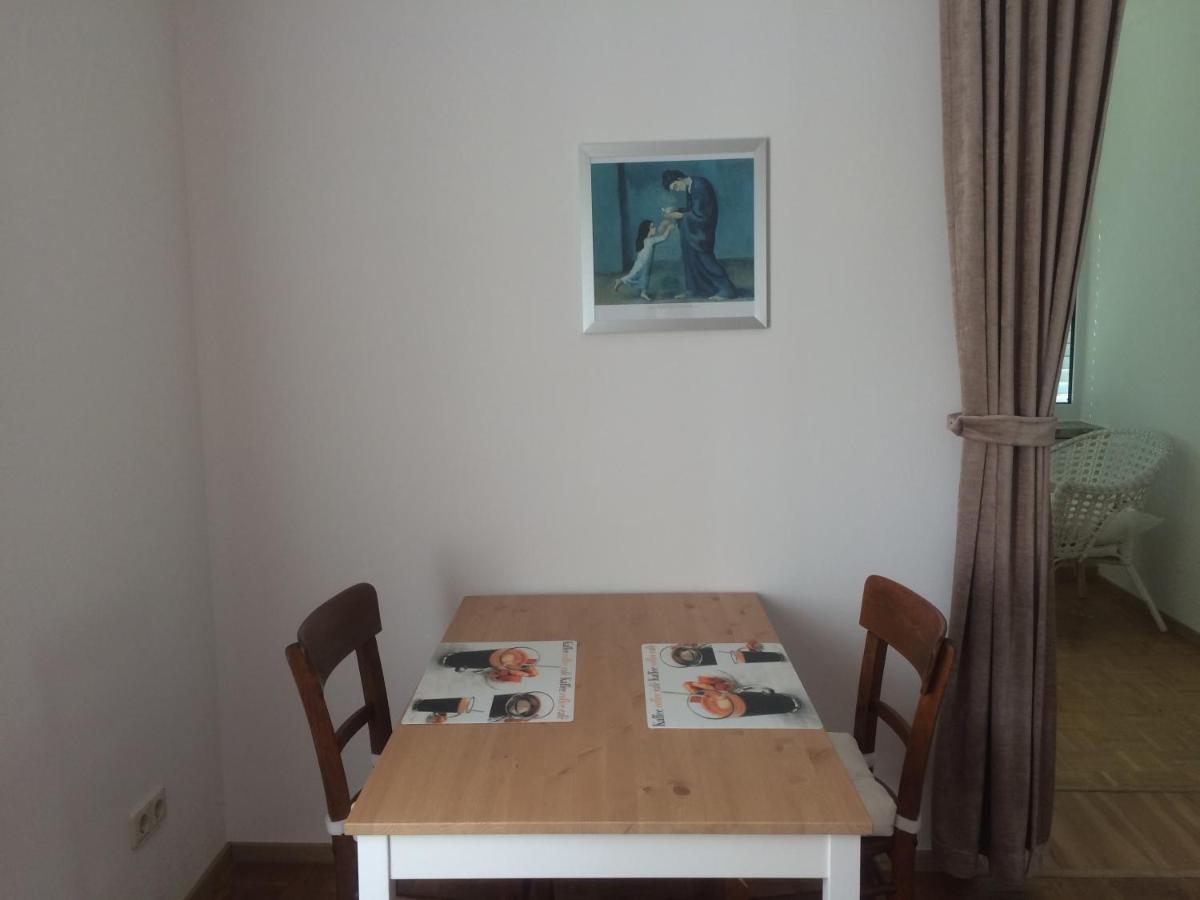 Doppelzimmer mit Gemeinschaftsbad und Wintergarten