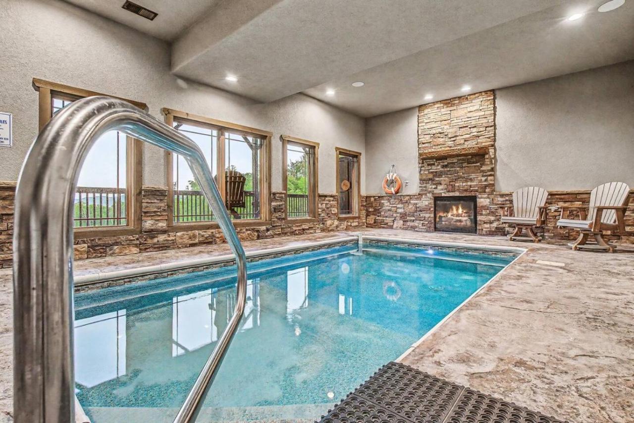 Luxury Pool Cabin with Theater, Game Room and Views - B&B Sevierville