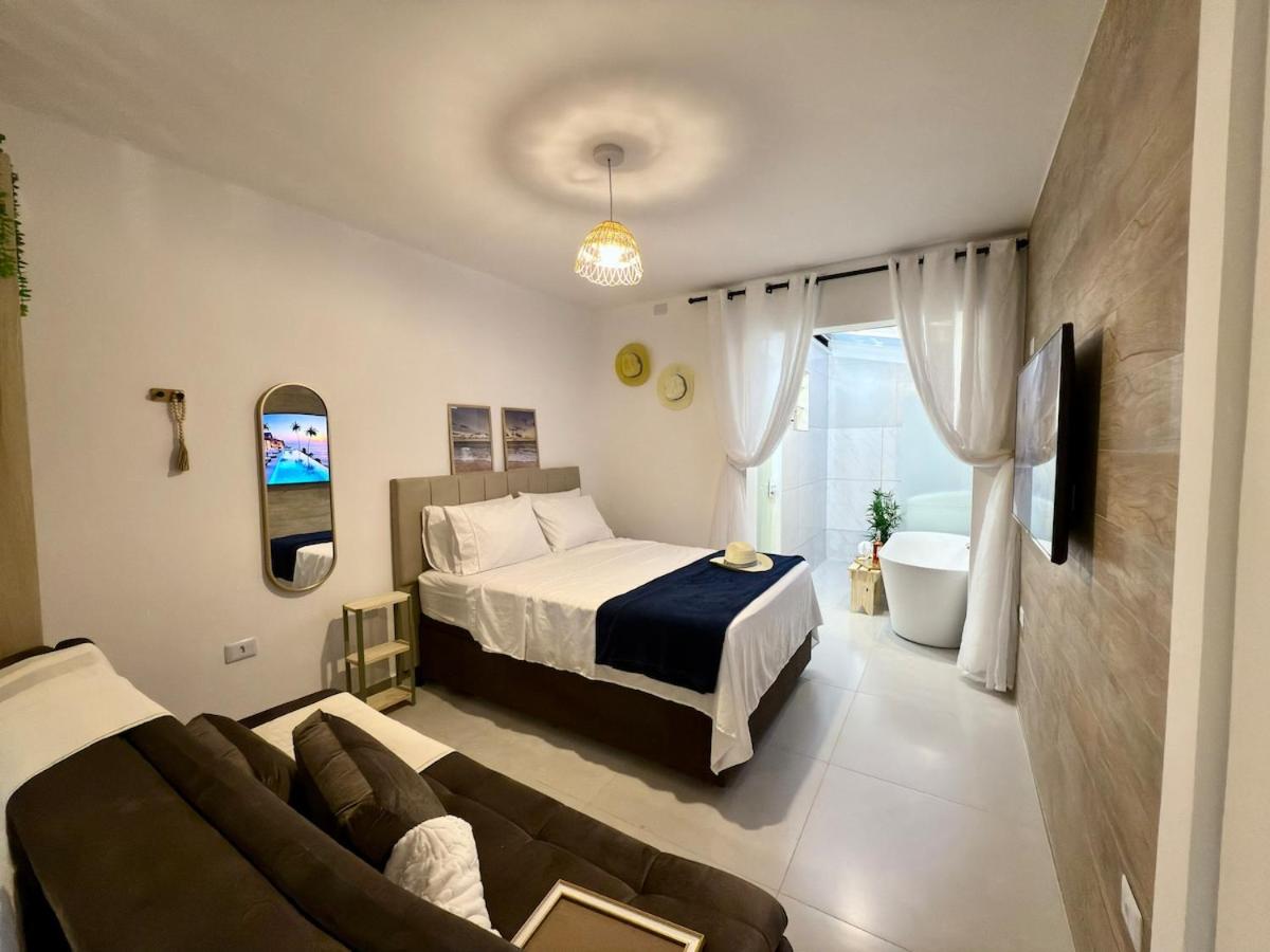Studio a 400 metros do mar com banheira e piscina - Bed and Breakfast Matinhos