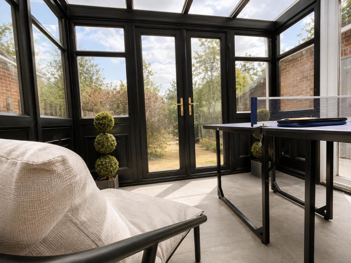 Perfect Booking 3 Bed Home with Garden & Sunroom - B&B Sunningdale