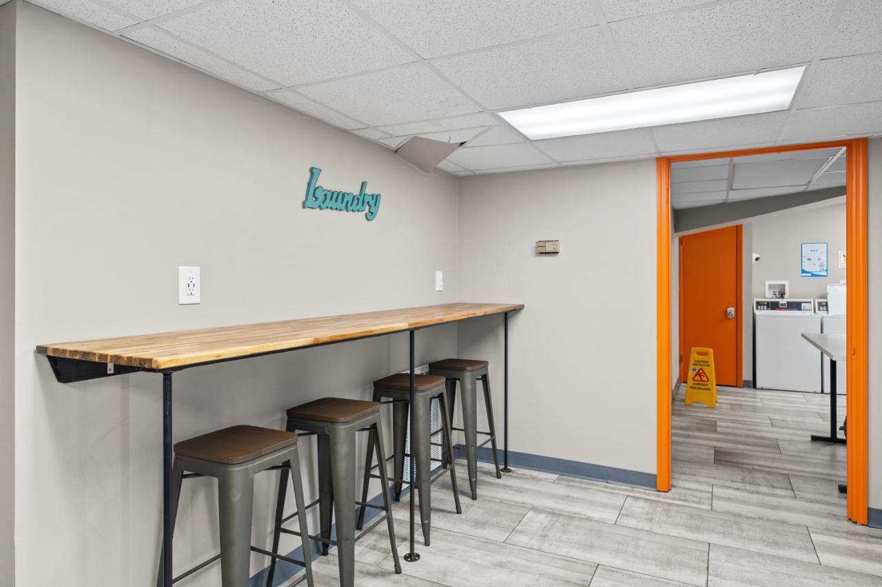 Walk to UT stadium and Downtown, Pool, Free Parking - Ferienwohnung Knoxville