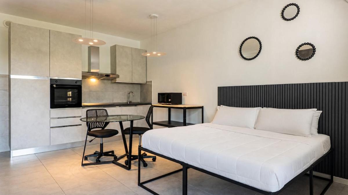 Monolocale Moderno con Balcone - Parcheggio - AC - Ferienwohnung Siena