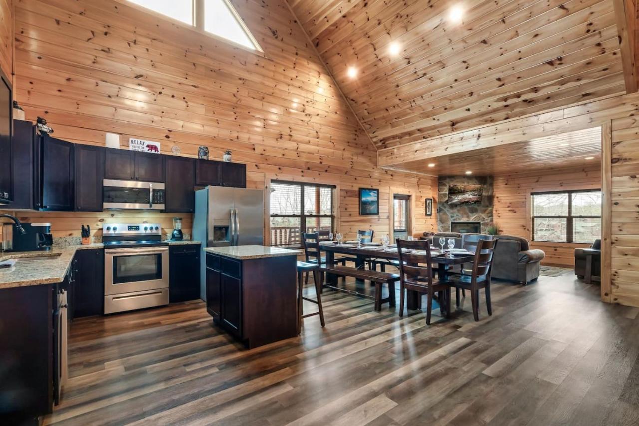 Tik Tok Viral 4 Bed Cabin with Indoor Heated Pool - B&B Sevierville