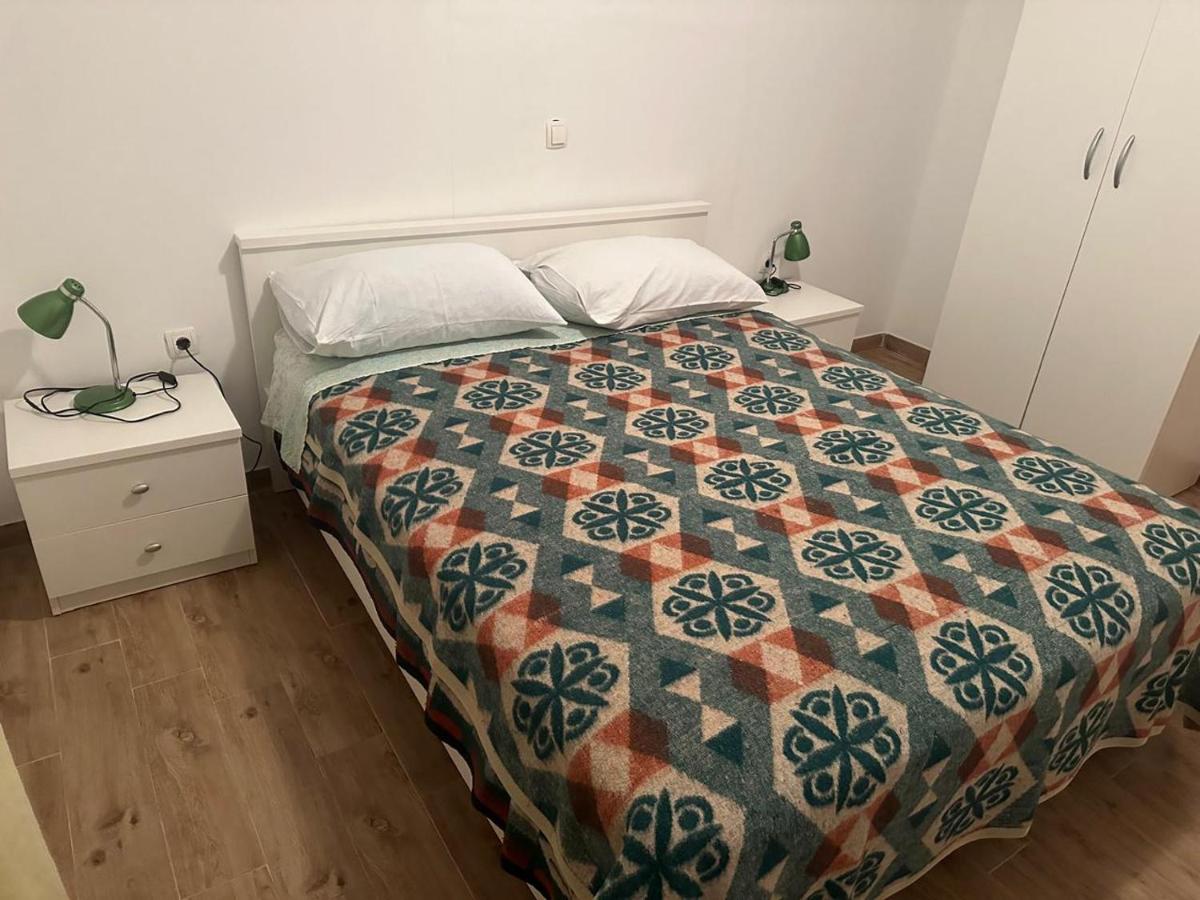 Spacious Apartment with Parking and Terrace - Ferienwohnung Babino Polje
