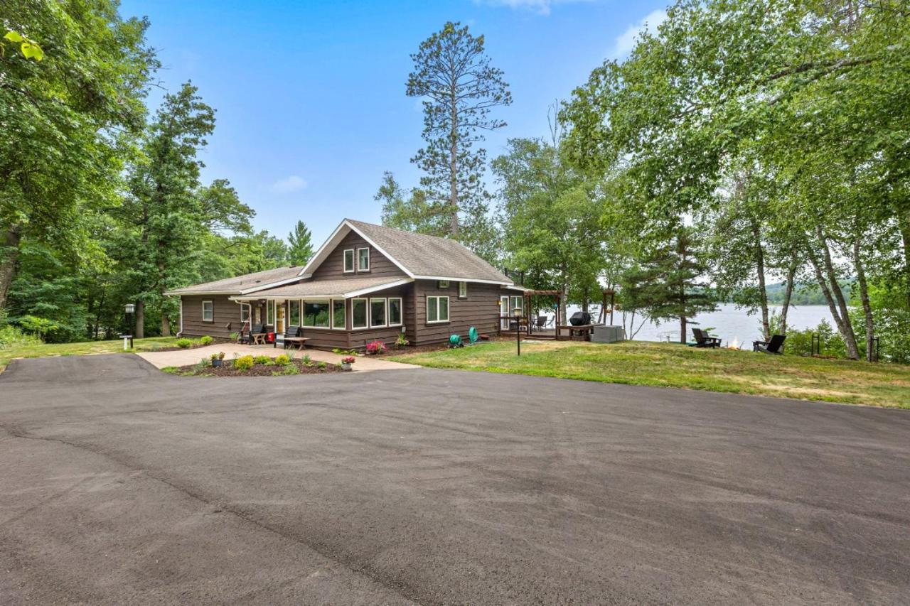 Rice Lake Lodge and Cabin with Dock Fire Pit Views - Chambres d'hôtes Brainerd