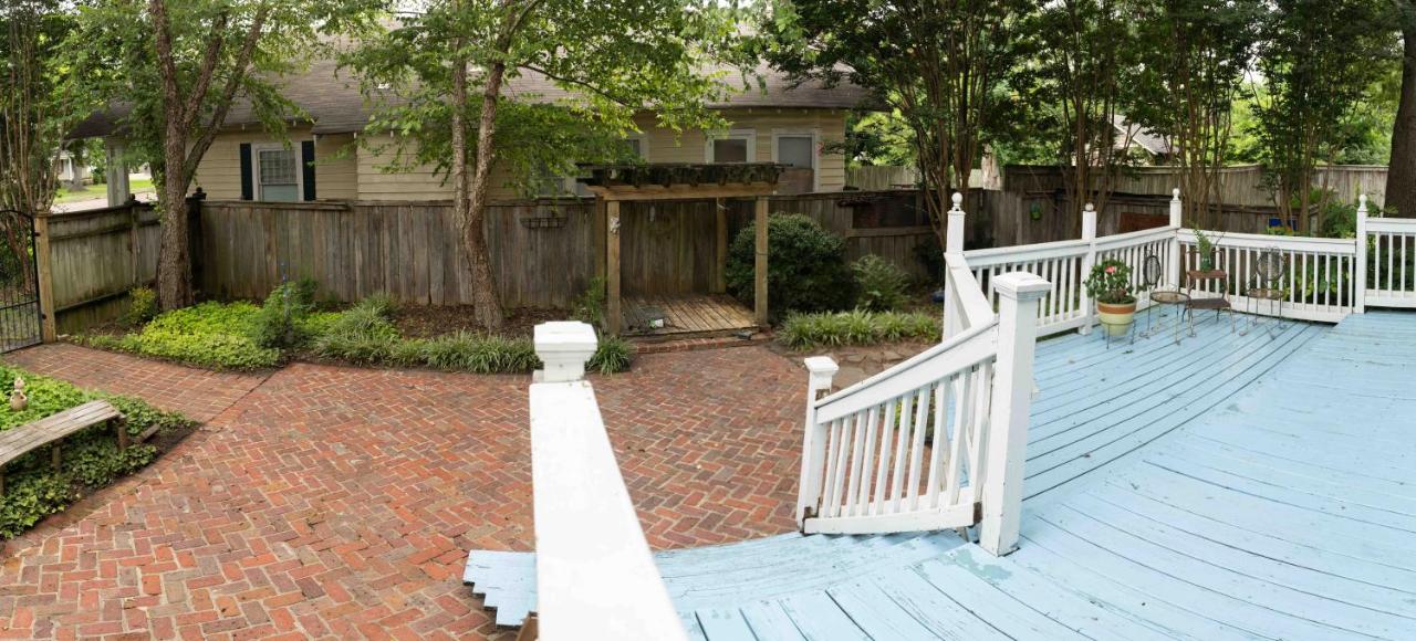 Porch swing, 1920s home, walk to live music - B&B Clarksdale