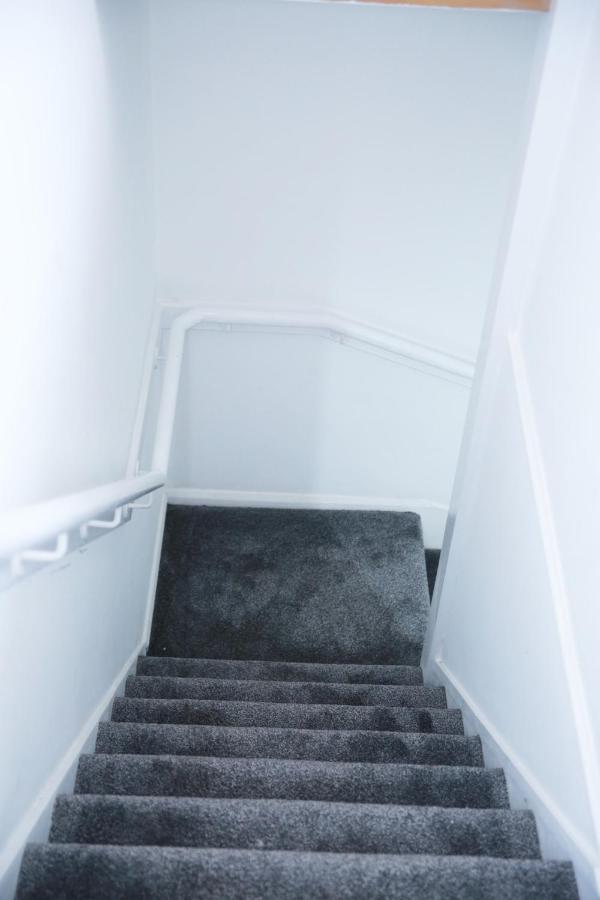Superb London Apartment close to tube station - Chambres d'hôtes Harrow