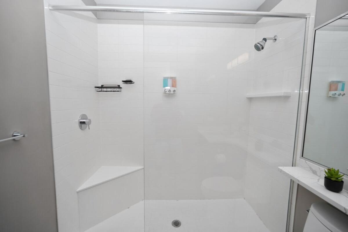 Little Italy 5BR Stay with Optional Parking - B&B Chicago