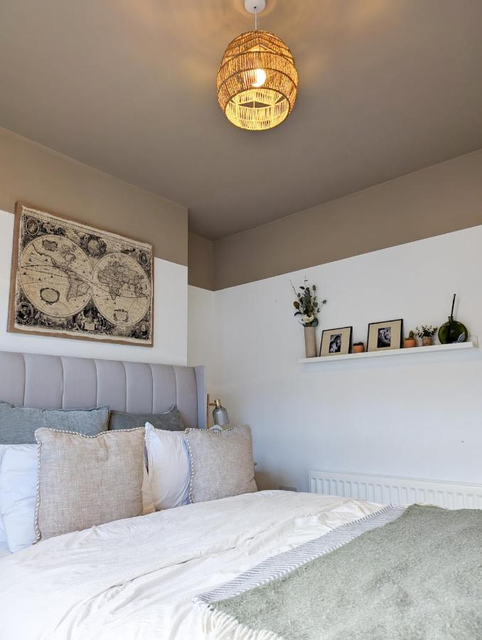 Charming South Belfast home with driveway and patio - B&B Belfast