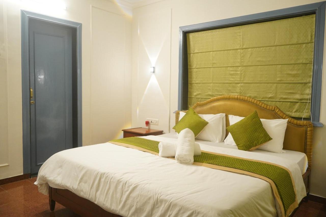 Gen-Z Villa with Hill View from Balcony & Spacious Pool Area & AC - Chambres d'hôtes Lonavla