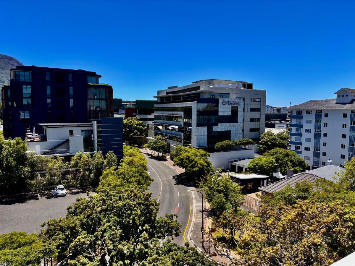 Brand New - Secure, Modern, Central, Parking & Backup Power - Ferienwohnung Kapstadt