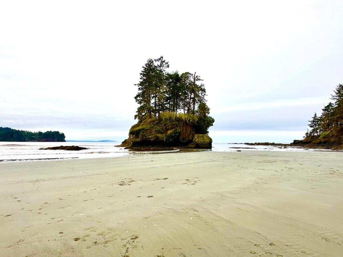 Bungalow with Fenced Yard Near Ferry and National Park - B&B Port Angeles