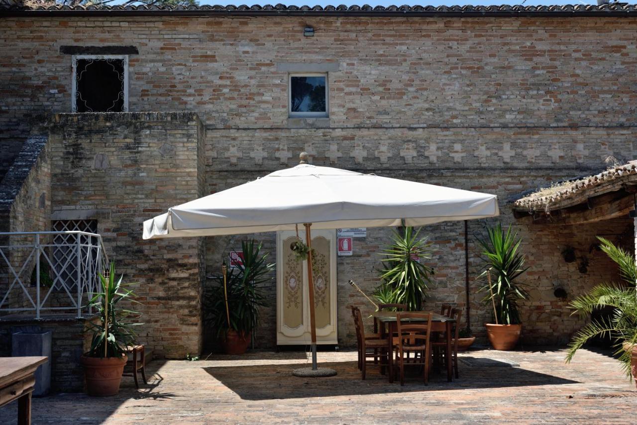 Villa Luzi, Casa del Fattore, Piscina, Parcheggio e Giardino - B&B Passo di Treia
