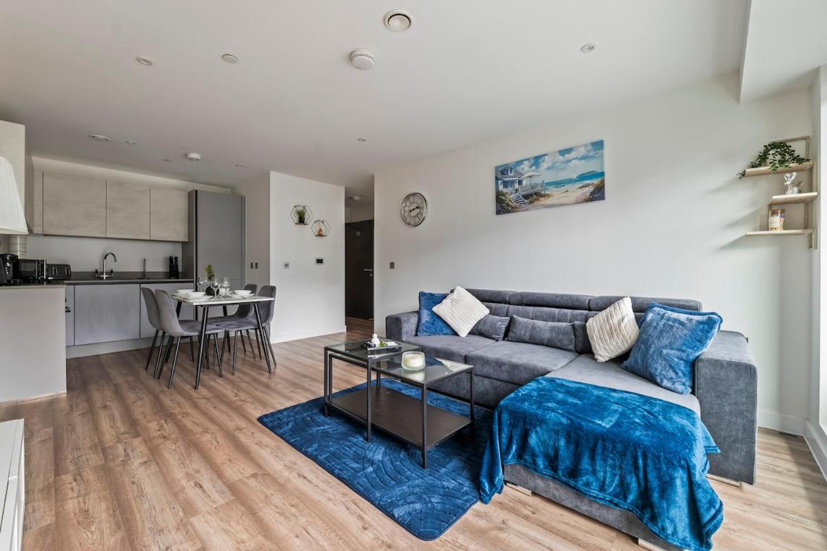 Luxe Slough Apartment with Balcony Sleeps 6 - Bed and Breakfast Slough