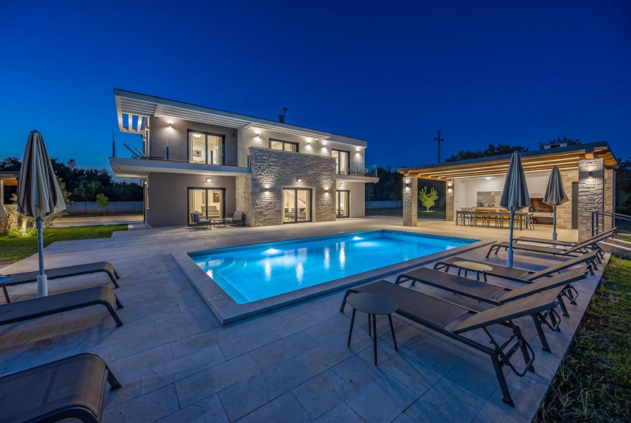 Luxury Villa Serena 2022 - with heated Pool - Chambres d'hôtes Cukrići
