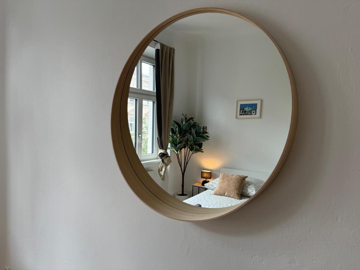 Spacious 5-Room Apartment with Free Parking - Ferienwohnung Wien