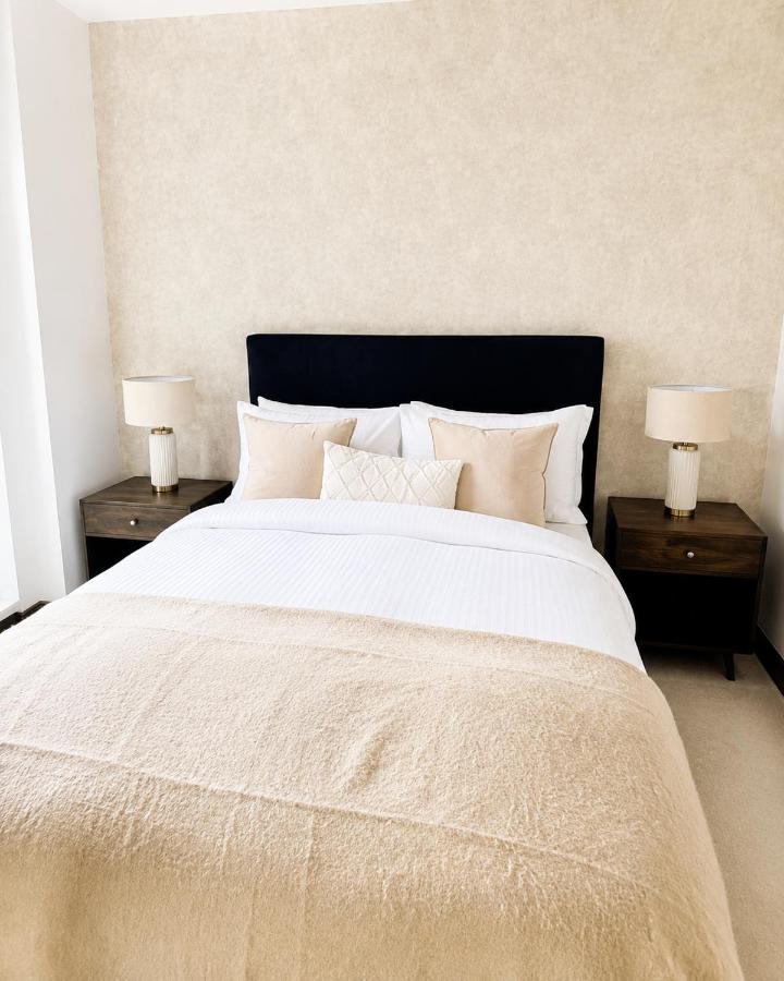 Modern Maidstone Apartment - Central Location, Free Parking, Balcony - Perfect Long Stay - B&B Maidstone