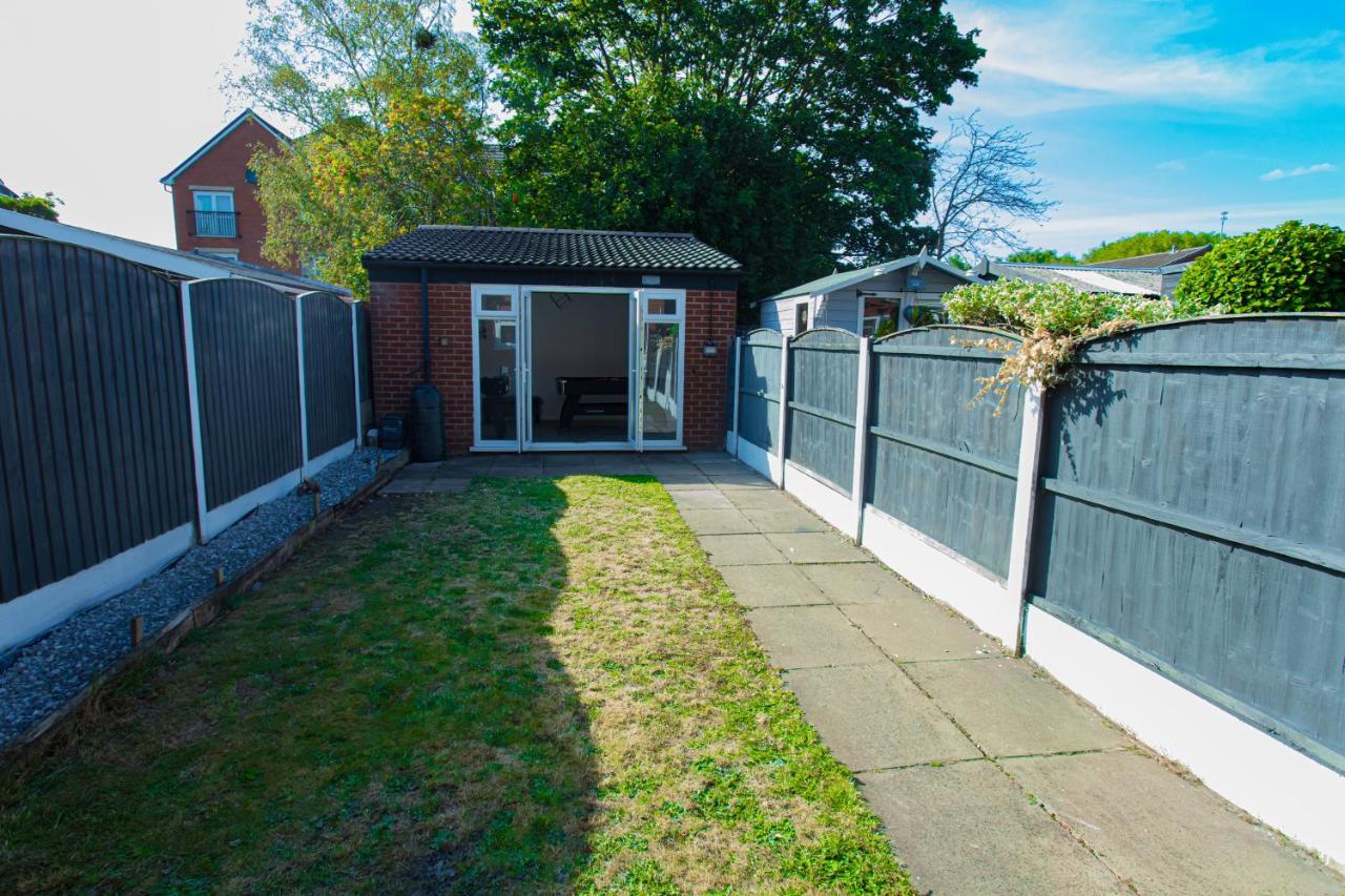 The Cheshire ABode- Central Warrington- Garden Games Room-Sleeps 5 - Chambres d'hôtes Warrington