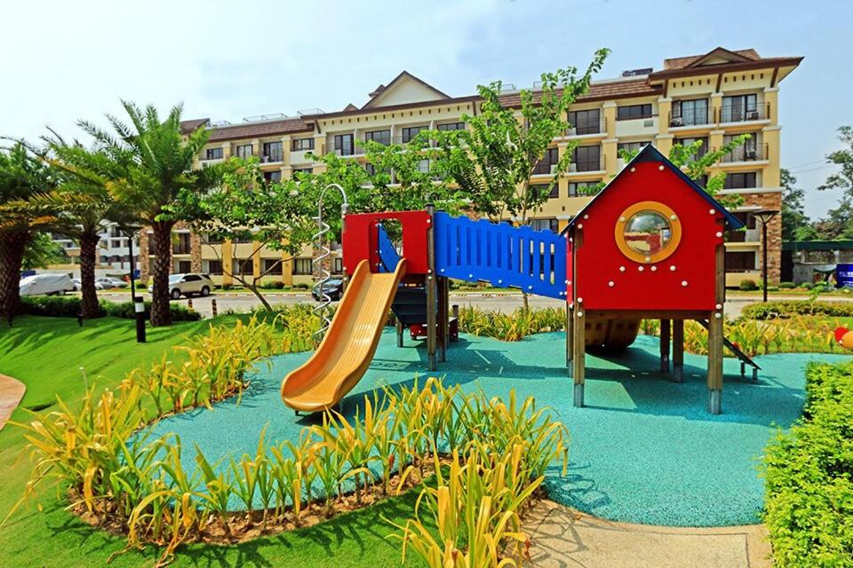 Chellewood Terrace 2BR Suite, Balcony & Pool View - B&B Cebu City