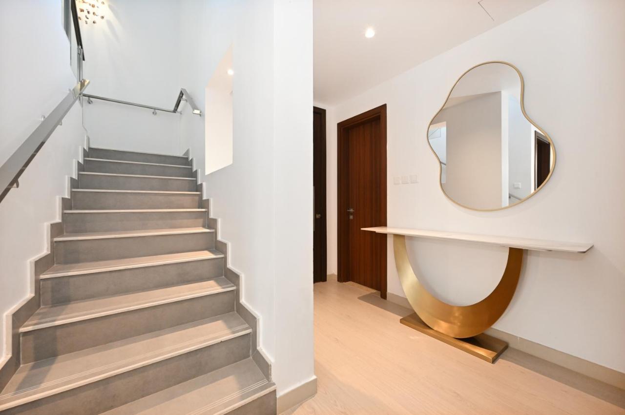 Luxury 5BR Townhouse with Private Pool, MBR City - Chambres d'hôtes Dubaï