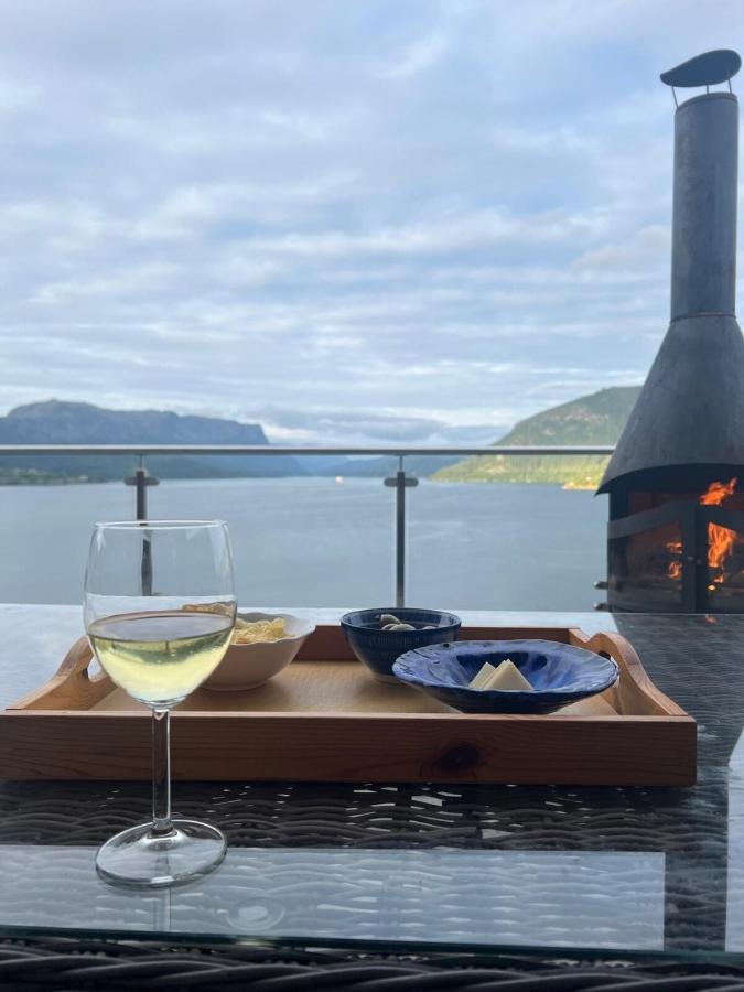 Views of fjords and mountains with hottub - Chambres d'hôtes Holmedal
