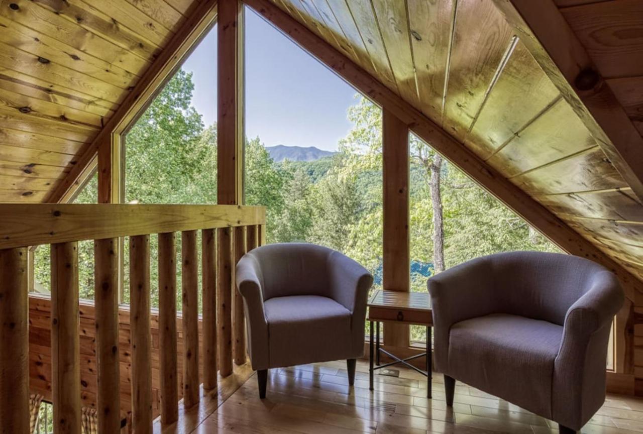 The Foxs Den, Hot Tub, Pool Table and Smoky Mountain Charm - B&B Gatlinburg