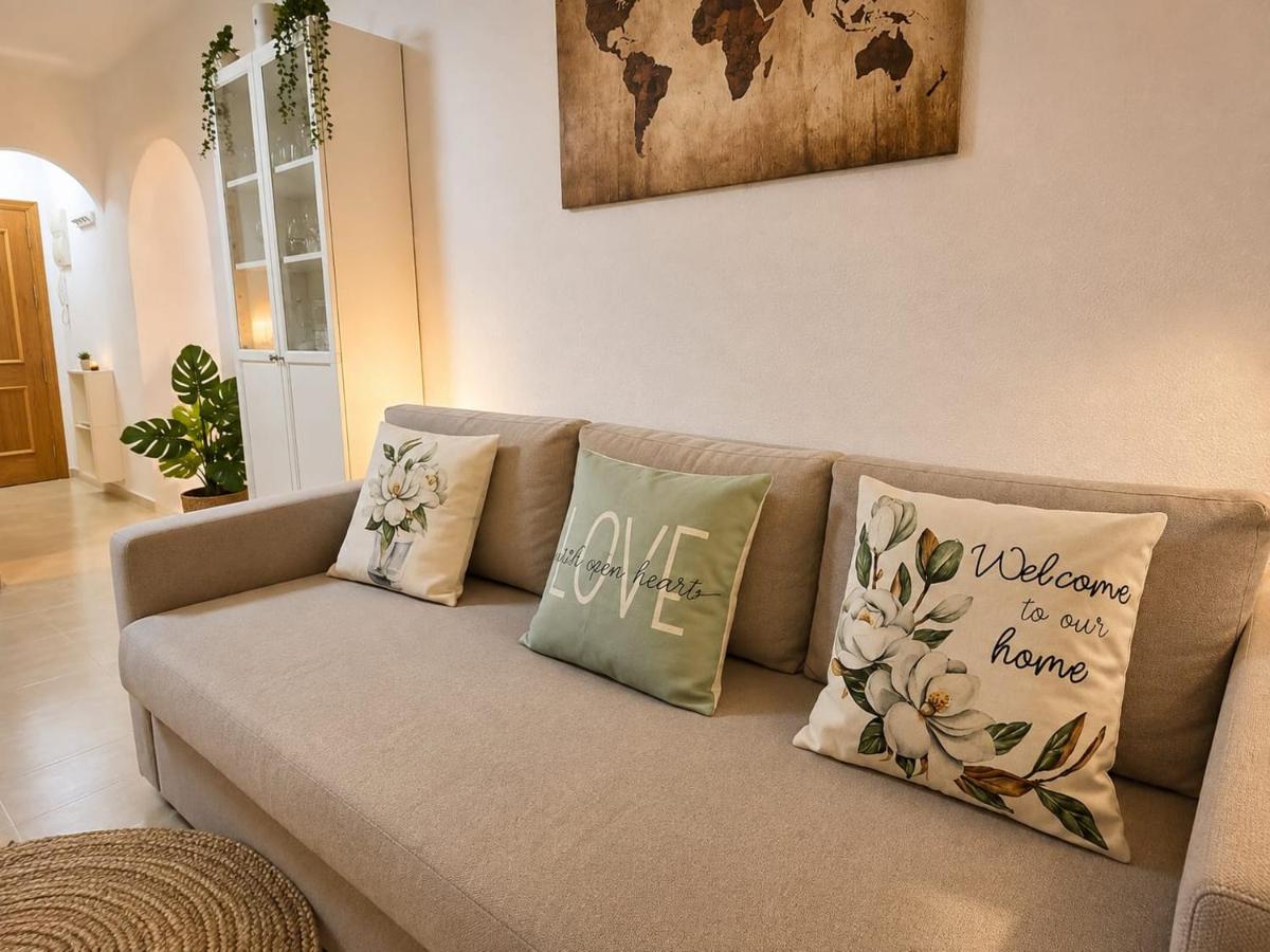 Sunny ground floor apartment with a large terrace and direct access to the pool - Bed and Breakfast Torrelamata