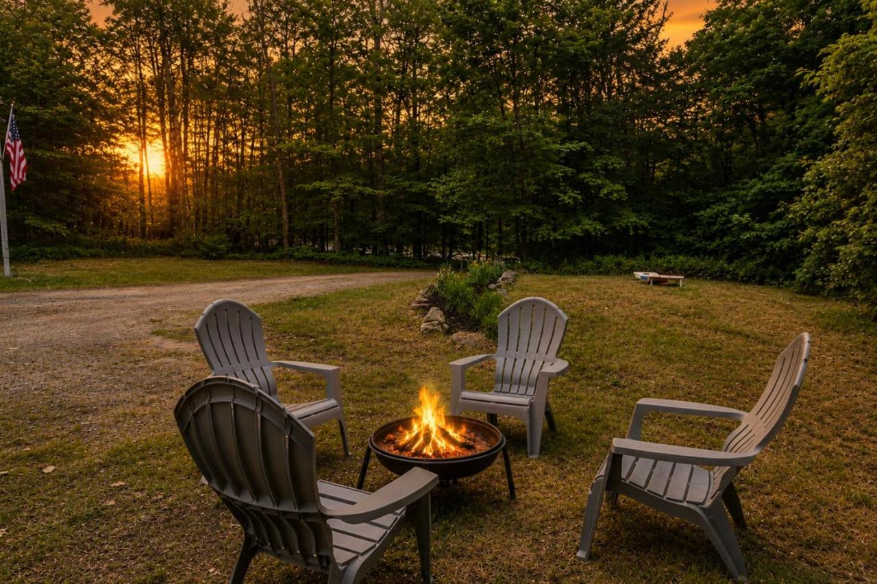 Dog-Friendly Retreat, Fire Pit, Lakes Region - B&B Gilmanton