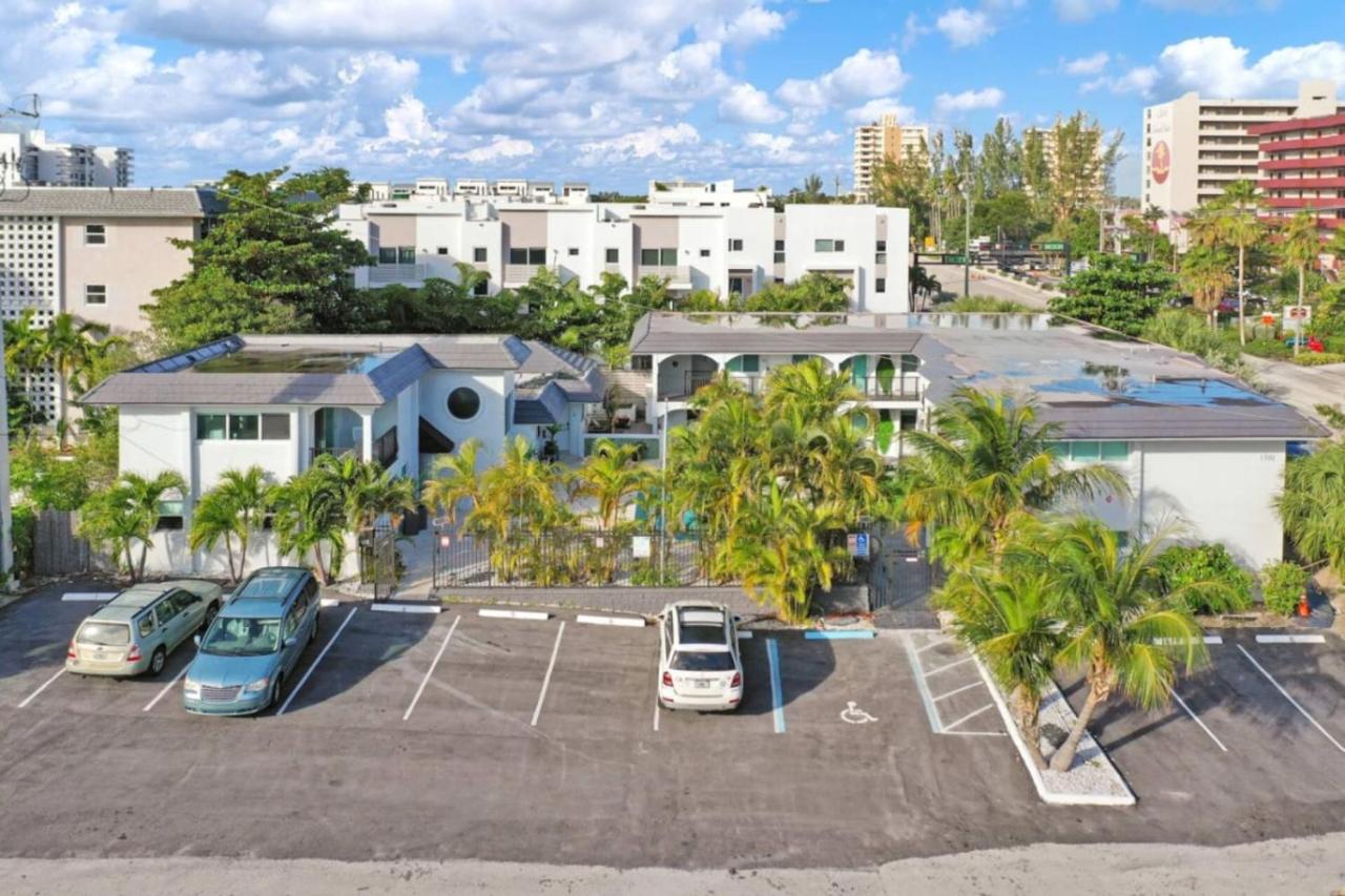 Beachside 2BR with Heated Pool + Parking - Ferienwohnung Pompano Beach